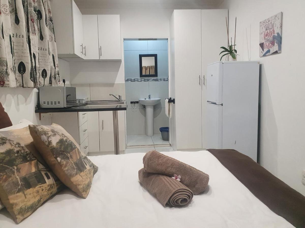 Cammy'S Guesthouse Kuils River ภายนอก รูปภาพ