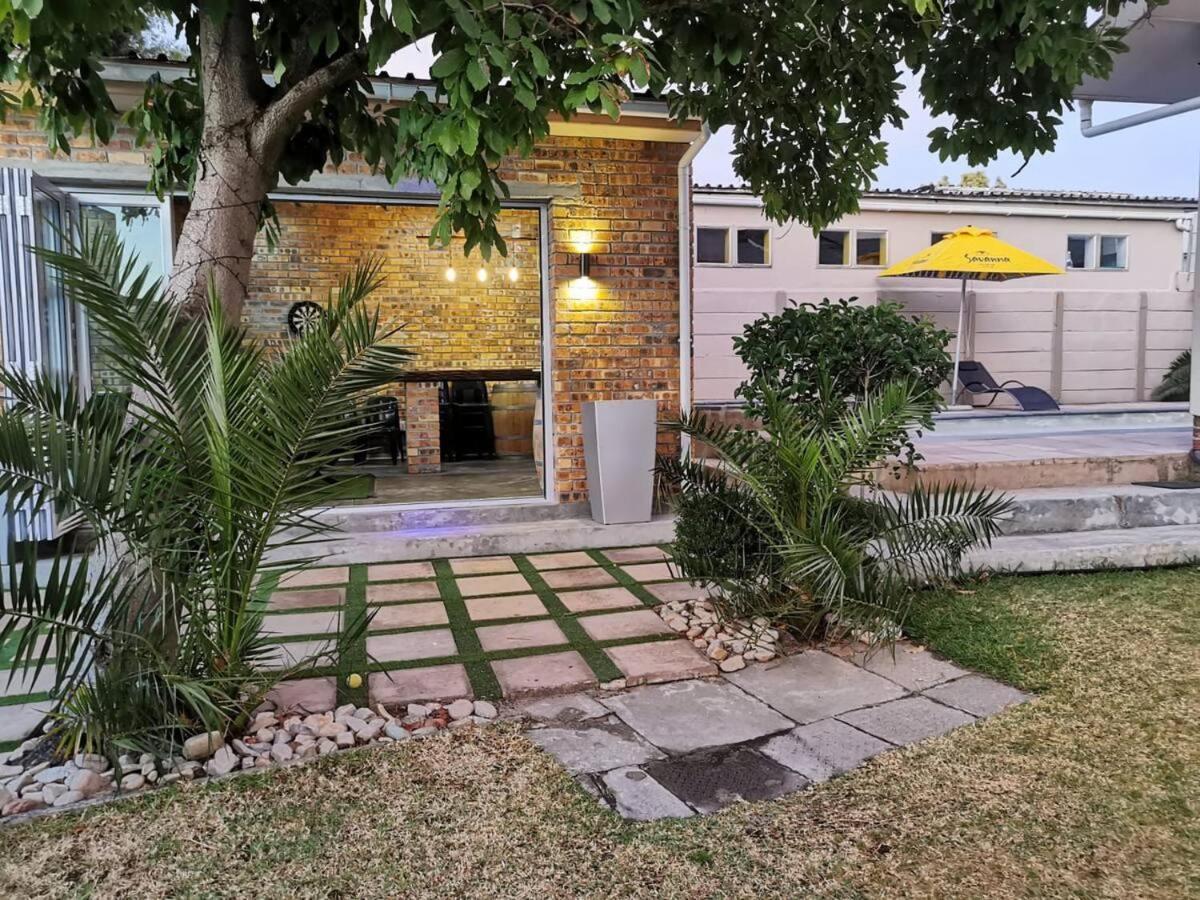 Cammy'S Guesthouse Kuils River ภายนอก รูปภาพ