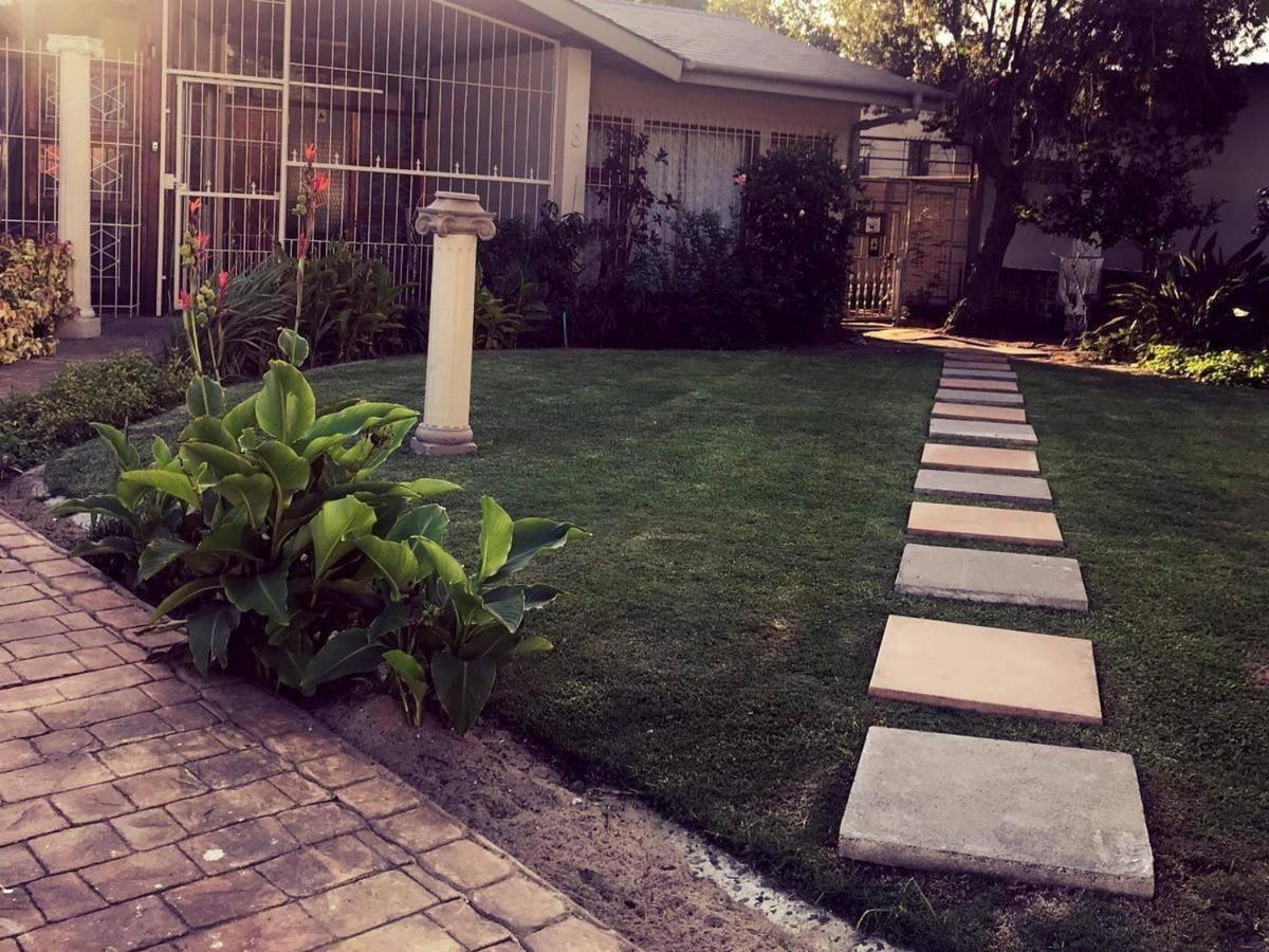 Cammy'S Guesthouse Kuils River ภายนอก รูปภาพ